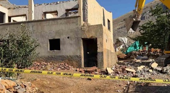 Adıyaman'ın Çelikhan ilçesinde deprem hasarlı binaların yıkımı sürüyor