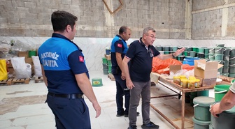 Mersin’de 70 ton sahte ve bozuk turşu imha edildi