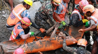 Nepal'de sel: Tünelde mahsur kalan 2 işçi 9 gün sonra kurtarıldı