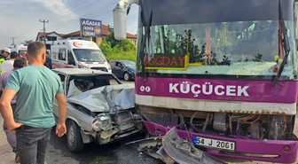 Akyazı'da Özel Halk Otobüsü ile Otomobil Kafa Kafaya Çarpıştı: 5 Yaralı