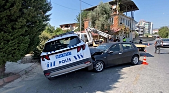 Nazilli'de Polis Aracı ile Otomobil Çarpıştı: 2 Yaralı