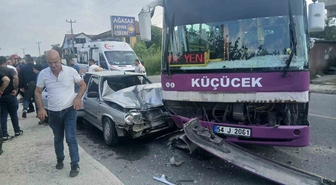 Akyazı'da Otobüs-Otomobil Çarpıştı: 6 Yaralı