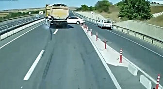 Tekirdağ'da Feci Kaza Tehlikesi: Otomobil Tırın Önüne Kırdı, O Anlar Kamerada