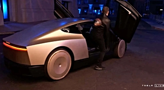 Tesla'nın Cybercab'i Austin'de Yolcu Taşımaya Başladı, NHTSA İnceleme Başlattı
