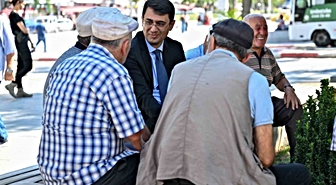Uşak Valisi Kartal, Esnaf ve Vatandaşlarla Buluştu