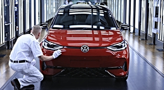 Volkswagen'den dev yeniden yapılanma: 50 bin ek işten çıkarma ve model sayısında yarı yarıya azalma