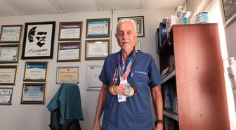 80 yaşındaki doktor atlet Murat Kaçar, 98. madalyasını kazandı