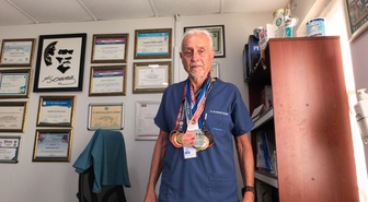80 yaşındaki doktor atlet Murat Kaçar, 98. madalyasını kazandı