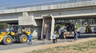 Adana'da Açık Damper Köprüye Çarptı