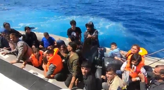 Didim'de Lastik Botta 21 Düzensiz Göçmen ve 1 Kaçakçı Yakalandı