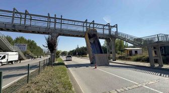 Tokat'ta Tırın Damperi Yaya Üst Geçidine Çarptı