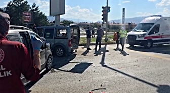 Erzincan'da Hafif Ticari Araçlar Çarpıştı: 4 Yaralı