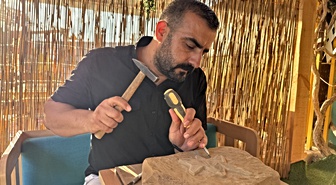 Karabağ Taşına Har-ı Bülbül Nakşetti