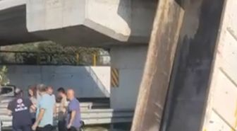 Adana'da Kamyonun Açılan Damperi Demir Yolu Köprüsüne Takıldı