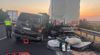 Şanlıurfa'da Tıra Çarpan Minibüste 2 Ölü