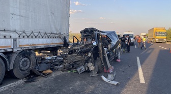 Minibüs Tıra Çarptı: 2 Ölü, 2 Yaralı