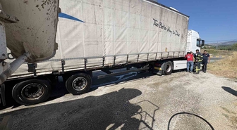 Tosya'da Tır Yangınına Beton Mikserinden Kahraman Müdahale