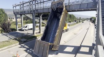 Tokat'ta Kamyon Damperi Üst Geçide Çarptı: Sürücü Yaralandı