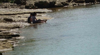 Manavgat'ta yasak dinlemiyorlar: Adacığa çocuklarıyla geçtiler