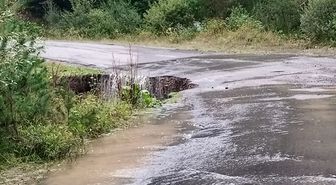 Posof'ta Şiddetli Sağanak ve Dolu Yollara Hasar Verdi