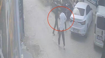 Darbedilen kadını sevgilisinin elinden kurtarmak isterken canından oluyordu