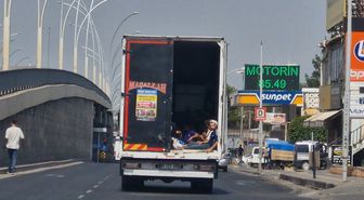 Diyarbakır'da Kamyonet Kasasında Güvenliksiz Yolculuk