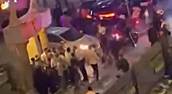 Küçükçekmece'de Düğün Salonu Kavgası Sokağa Taştı