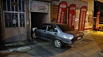 Malatya'da Kontrolden Çıkan Otomobil Dershaneye Girdi: 2 Araç Hasar Gördü