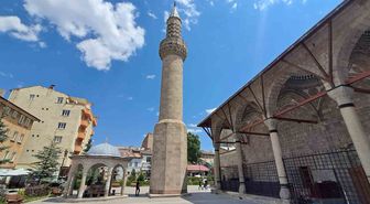 Tarihi caminin sıra dışı minaresi