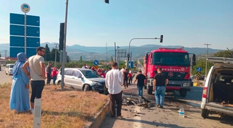 Geyve'de Korkunç Kaza: 2'si Çocuk 6 Yaralı