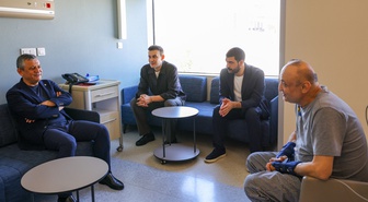 Özgür Özel, bıçaklı saldırıda yaralanan Milletvekili Melih Meriç'i hastanede ziyaret etti