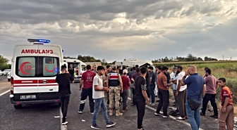Şanlıurfa'da Tarım İşçilerini Taşıyan Minibüs Kanalda Devrildi: 19 Yaralı