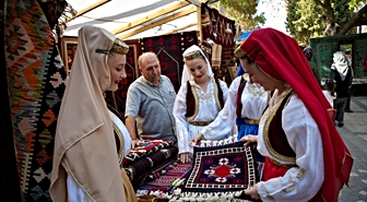 Yabancı konuklara Yağcıbedir halısı dokuma dersi