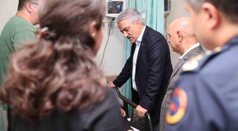 Akçakoca’daki kazada yaralananları Vali Makas ziyaret etti