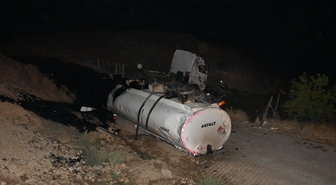 Hizan'da zift yüklü tanker devrildi: 1 yaralı