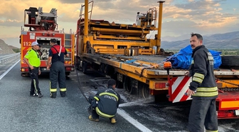 Sakaltutan Geçidi'nde Tır Yangını: Asfalt Makinesi Küle Döndü