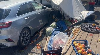 Hatay'da otomobilin pazar tezgahına çarptığı kazada 3 kişi yaralandı