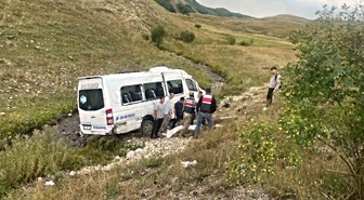 İspir'de Minibüs Şarampole Devrildi: 3 Yaralı