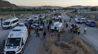 Kırıkkale’de işçi servisi ile otomobil çarpıştı: 14 yaralı