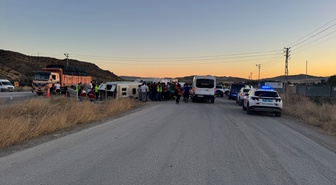 Kırıkkale'de işçi servisi ile otomobilin çarpıştığı kazada 13 kişi yaralandı