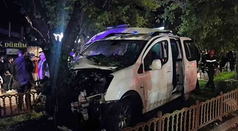 Palandöken'de Ağaca Çarpma Kazası: 2 Yaralı