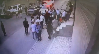 Küçükçekmece’de biri çocuk iki kişinin silahla yaralandığı anların güvenlik kamerası görüntüleri ortaya çıktı
