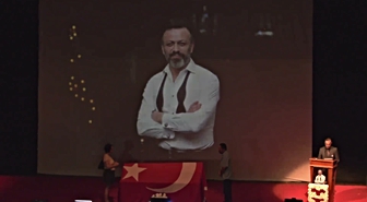 Oyuncu Serhat Kılıç için Muhsin Ertuğrul Sahnesi’nde cenaze töreni düzenlendi