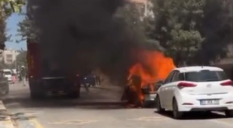 Şanlıurfa’da park halindeki otomobil alevlere teslim oldu