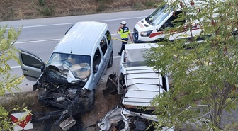 Sinop'ta otomobille hafif ticari aracın çarpıştığı kazada 1 kişi öldü, 5 kişi yaralandı