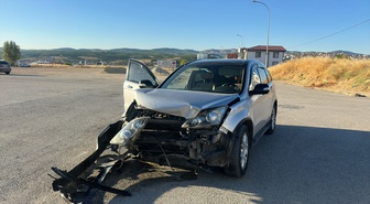 Uşak'ta iki otomobilin çarpıştığı kazada 3 kişi yaralandı