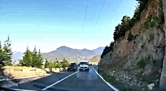 Artvin'de Minibüsün Hatalı Sollaması Kamerada: Son Anda Faciadan Dönüldü