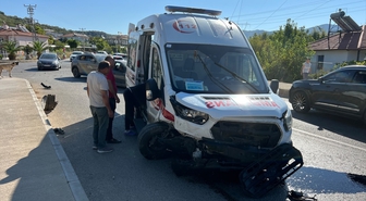 Antalya'da ambulans ile otomobilin çarpıştığı kazada 4 kişi yaralandı