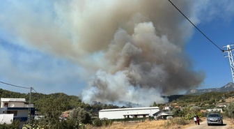 Antalya'nın Kumluca ilçesindeki orman yangınına müdahale ediliyor