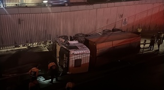 Avcılar'da İBB'ye bağlı asfalt kamyonu virajı alamayarak alt geçit yoluna düştü